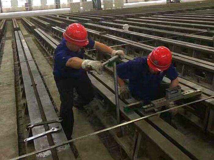 <strong>地軌</strong>、<strong>地槽鐵</strong>、T型槽<strong>地軌</strong>